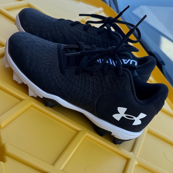 Under Armour Black and White Sports Cleats
Youth Girls (softball) - Picture 1 of 5